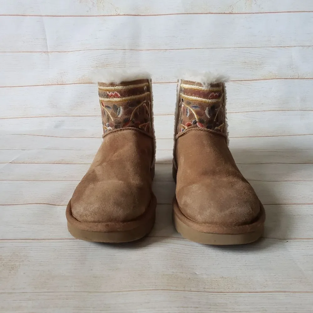 UGG Classic Beauty Mini Suede Embroidered Sheepskin Wool Winter Bootie Size 9